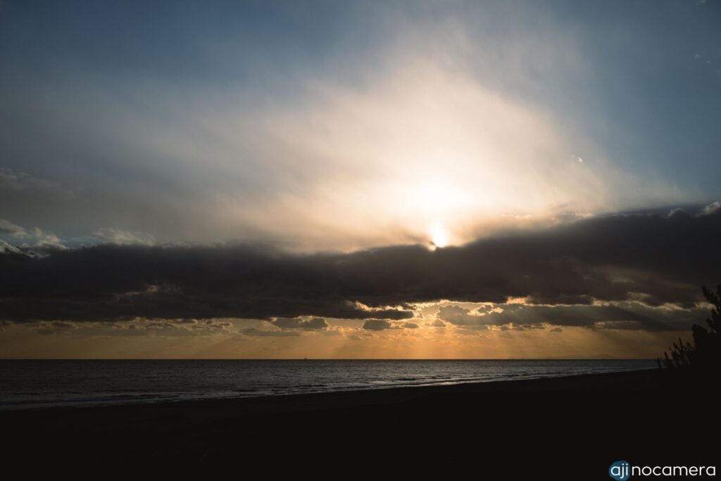 雲がかかった夕暮れ時の写真