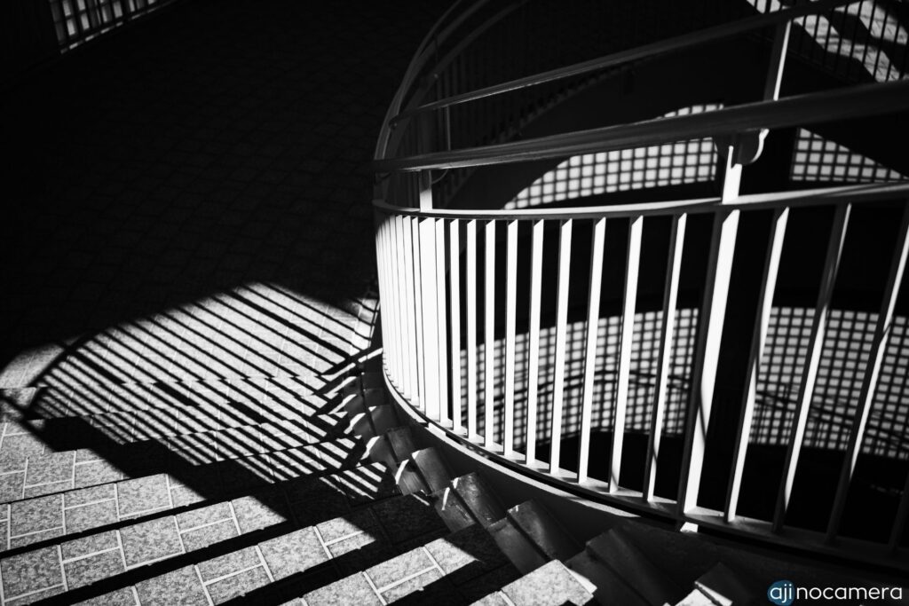 影が特徴的な螺旋階段の写真