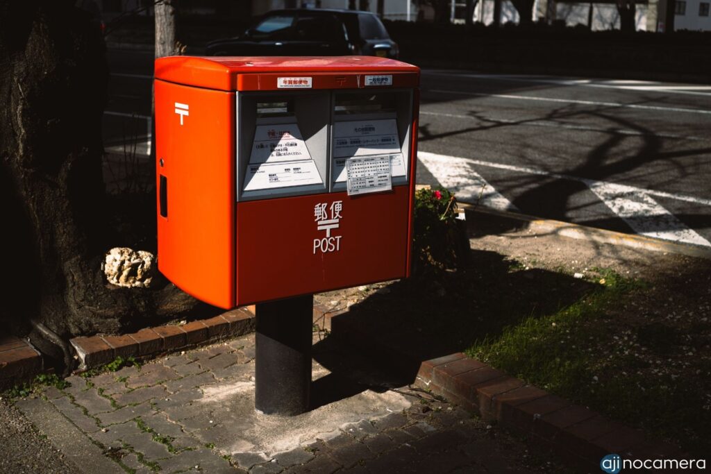 町中のポスト（自然のスポットライトの例）