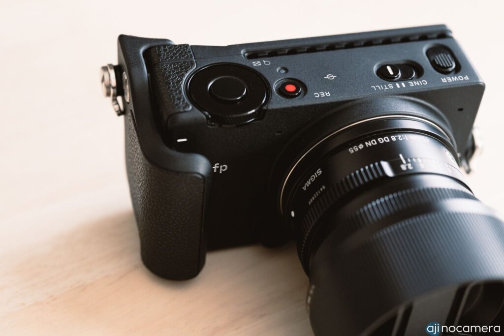 ハンドグリップをつけたSIGMA fp