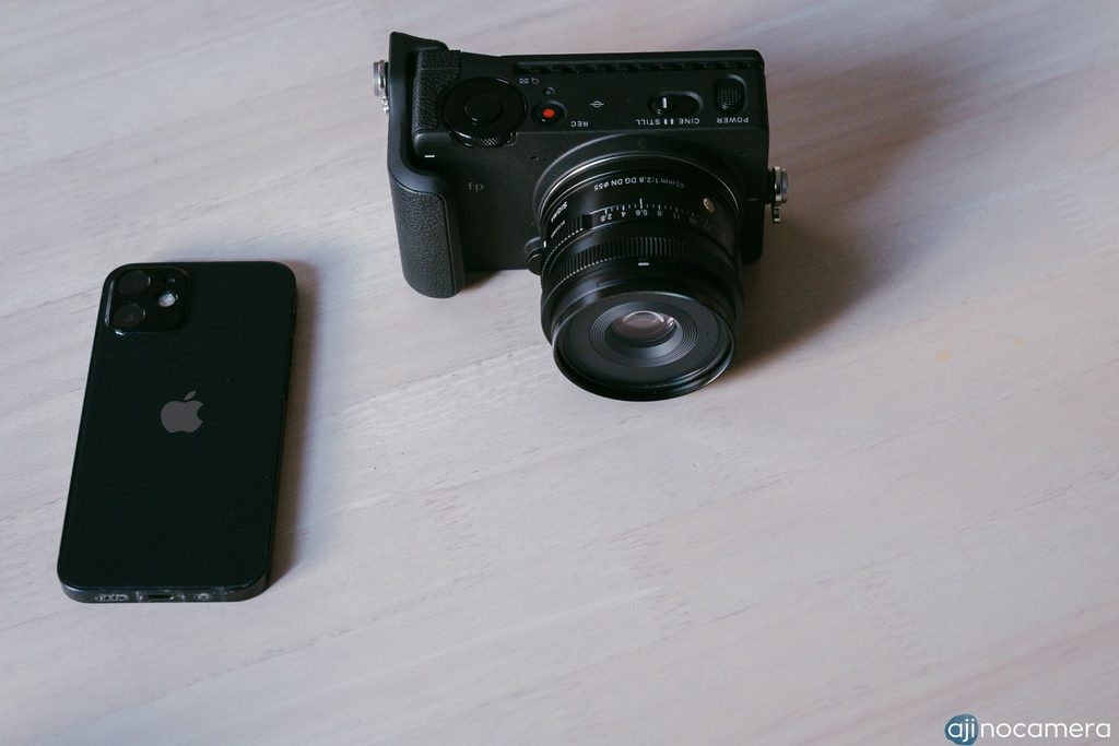 SIGMA fpと45mm F2.8
iPhone12mini との比較
